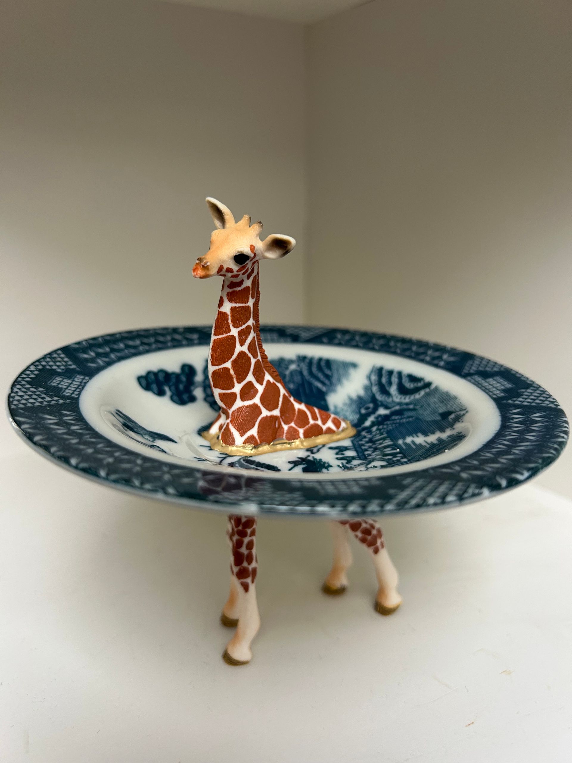 Baby giraffe 14 cm – classic blue/white Chinese pagoda bowl, 13.5 cm diameter