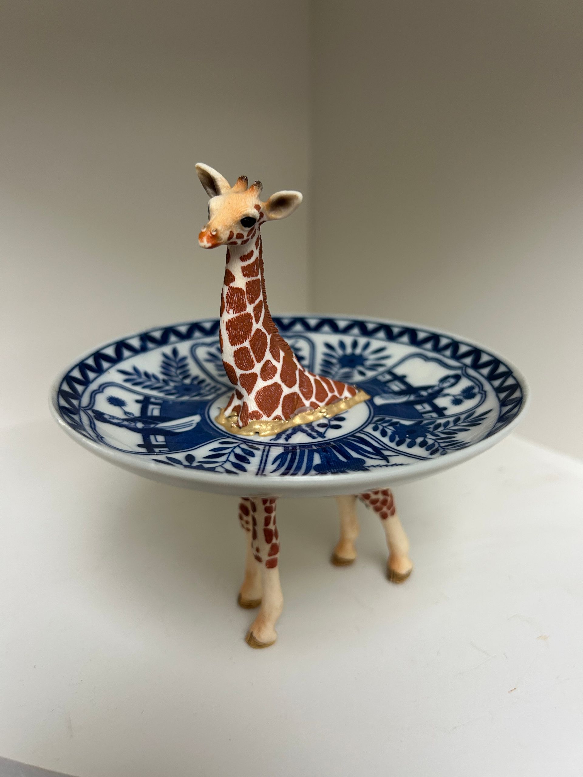 Baby giraffe 13 cm – classic blue/white Chinese bowl with geisha, 11.5 cm diameter