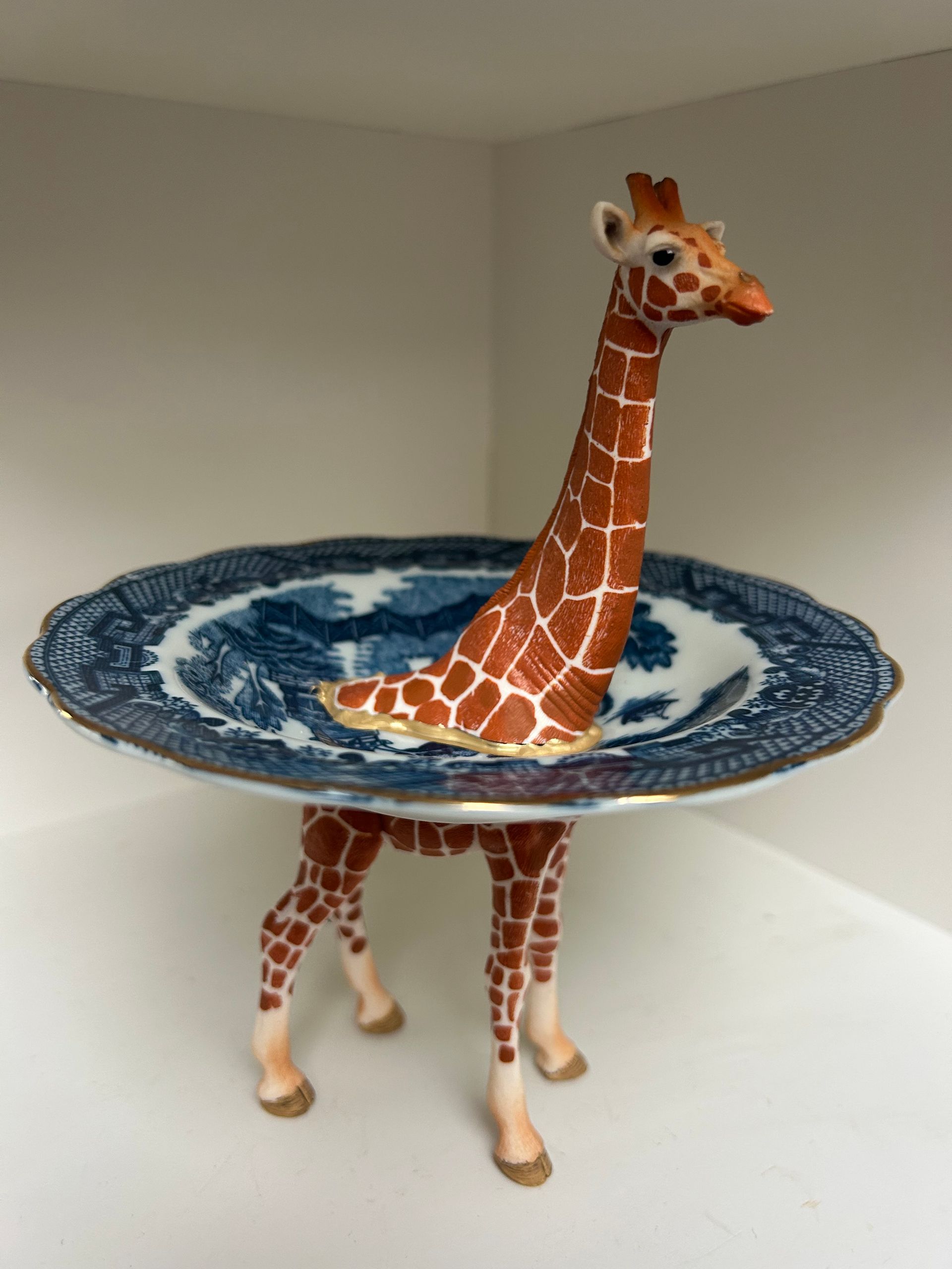 Giraffe 18 cm – classic blue/white pagoda bowl with gold rim, 14.5 cm diameter