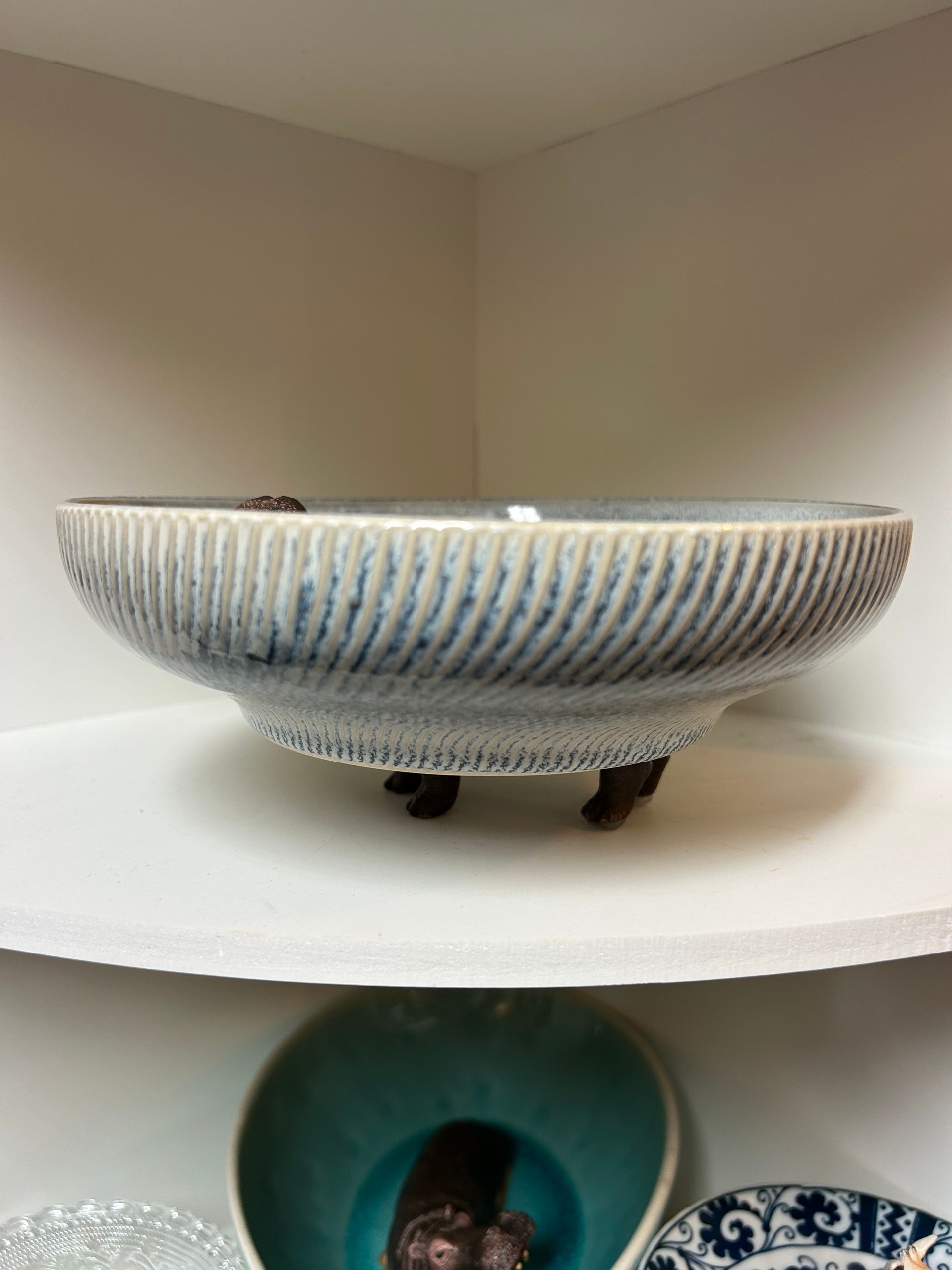 Nilpferd mit offenem Maul – schwere blau-weiß gesprenkelte Schale, 19 cm Durchmesser