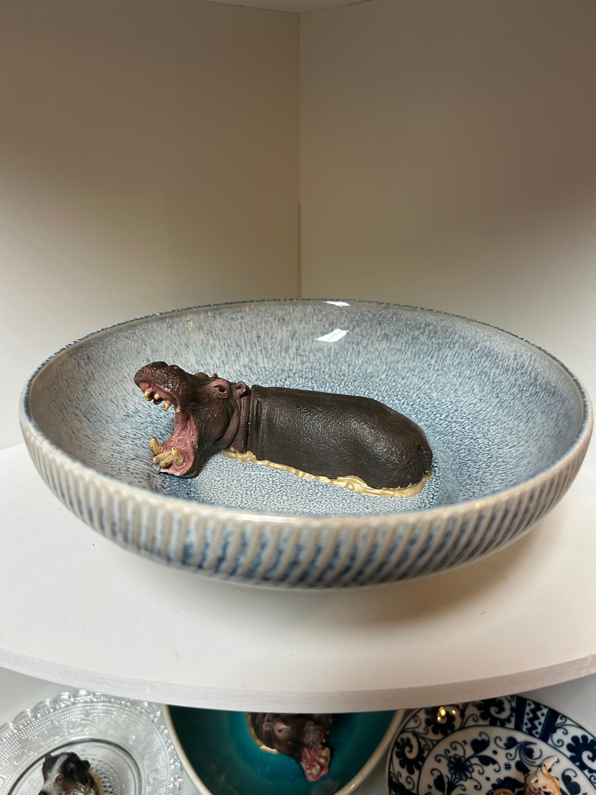 Nilpferd mit offenem Maul – schwere blau-weiß gesprenkelte Schale, 19 cm Durchmesser