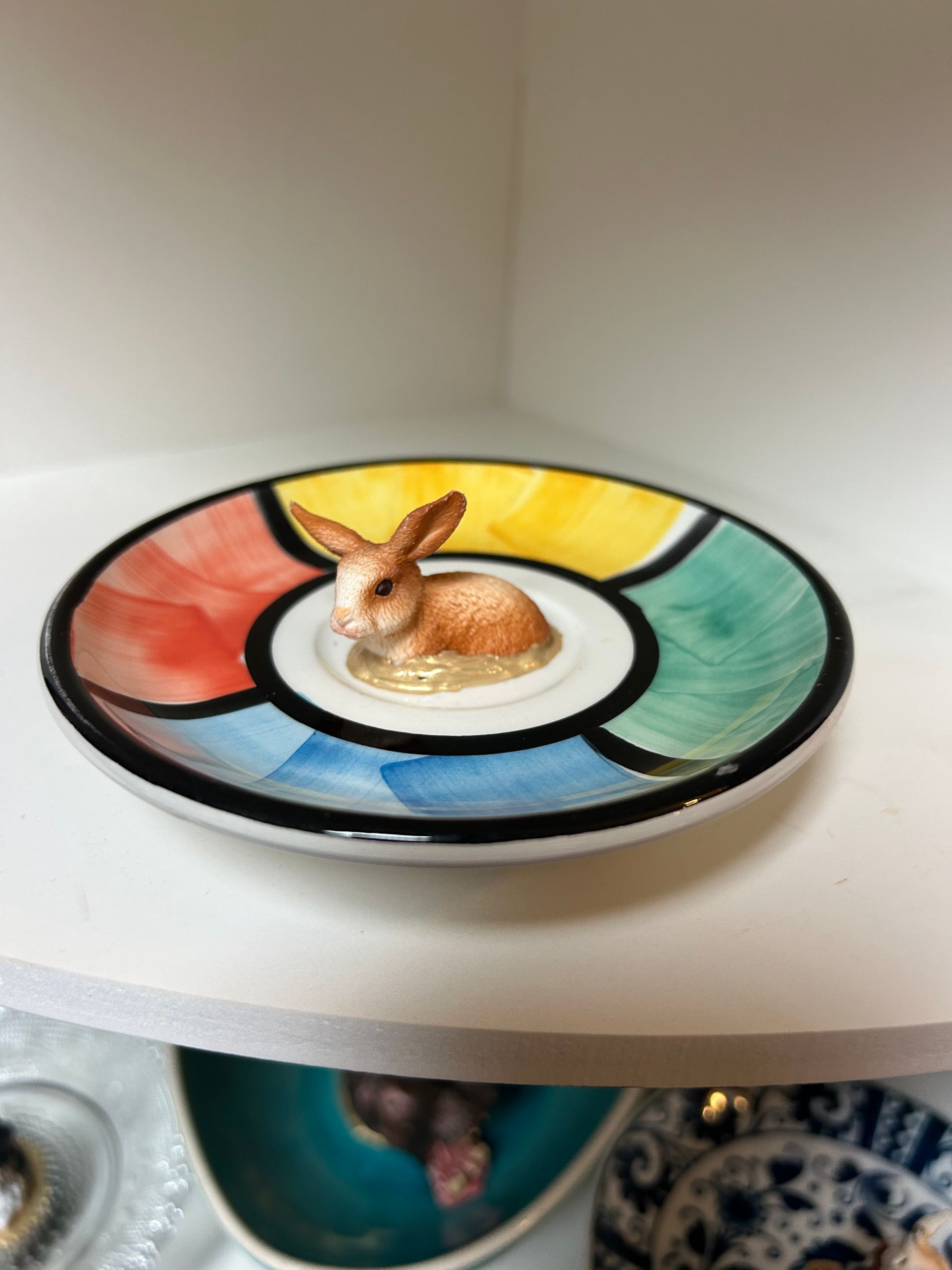 kleines braun-weißes Häschen – Schälchen in Primärfarben, 12 cm Durchmesser