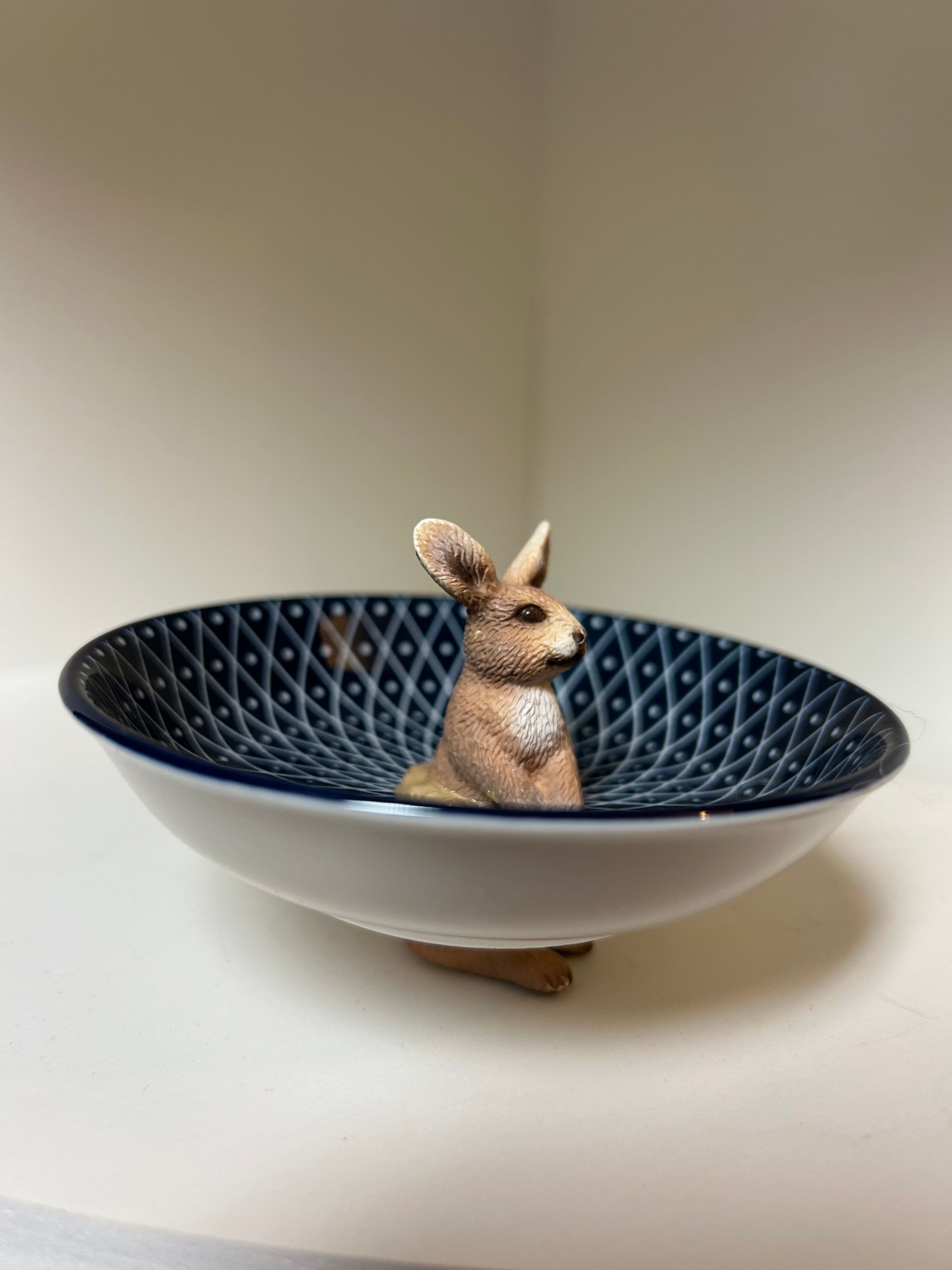 Haas stehend – blaues Schälchen, 10 cm Durchmesser