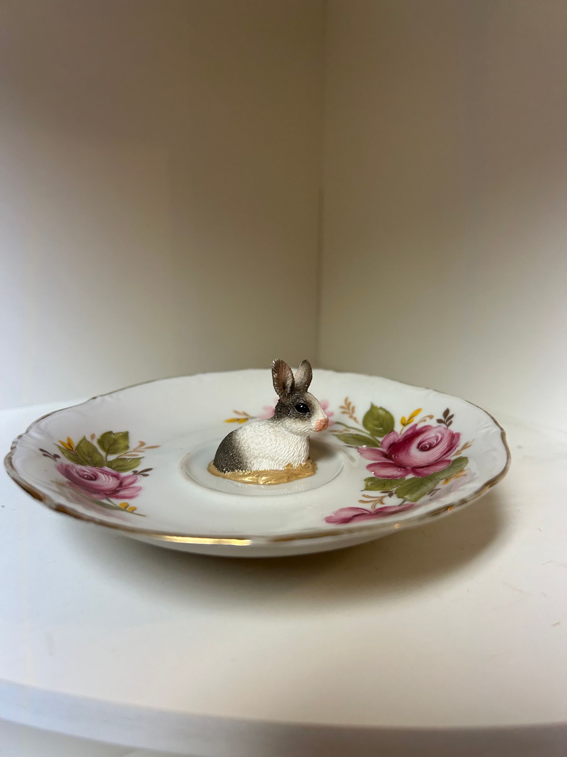 Kleines grau-weißes Kaninchen – klassisches rosa geblümtes Schälchen mit goldenem Rand, 13 cm Durchmesser