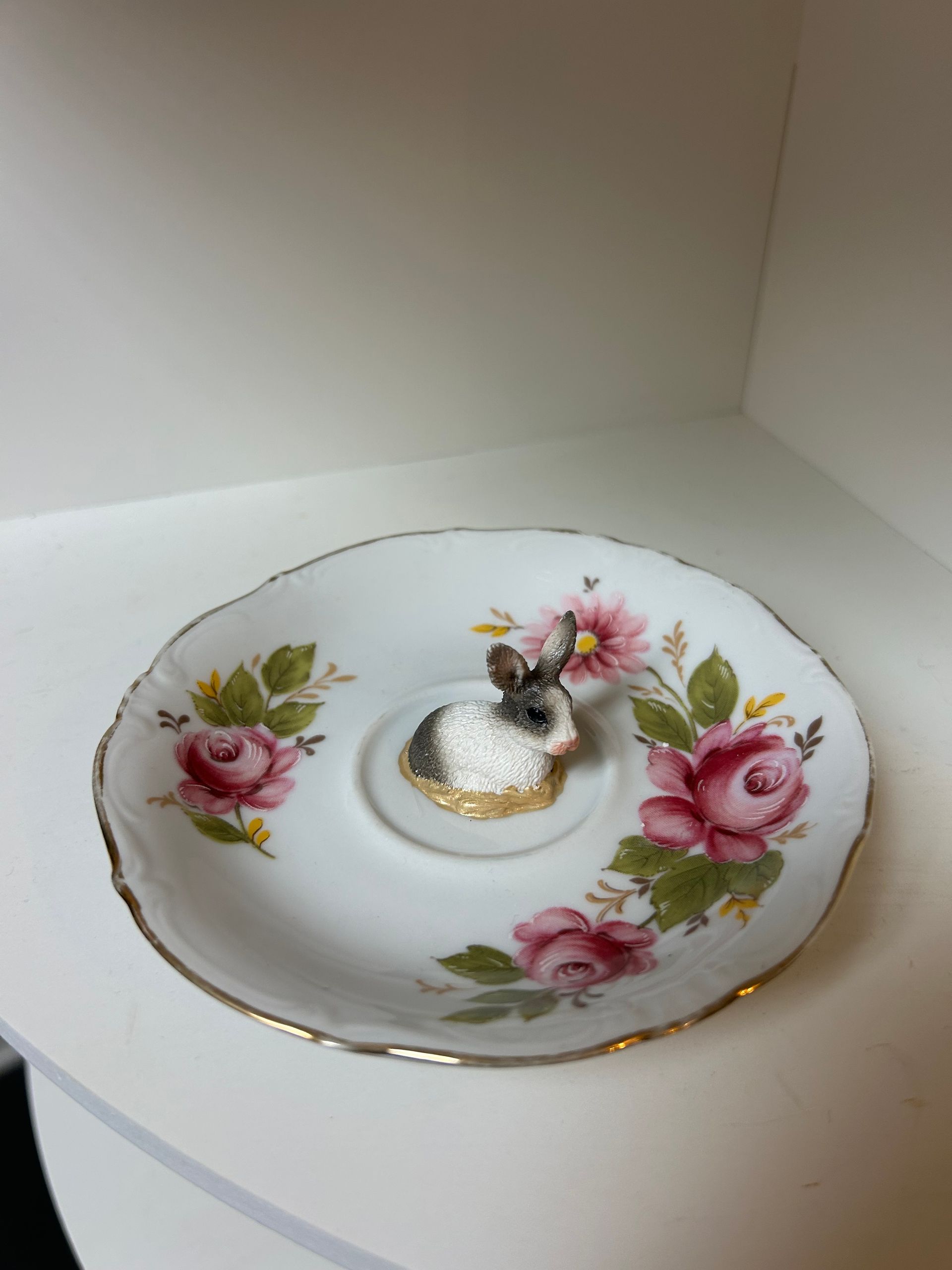 Kleines grau-weißes Kaninchen – klassisches rosa geblümtes Schälchen mit goldenem Rand, 13 cm Durchmesser