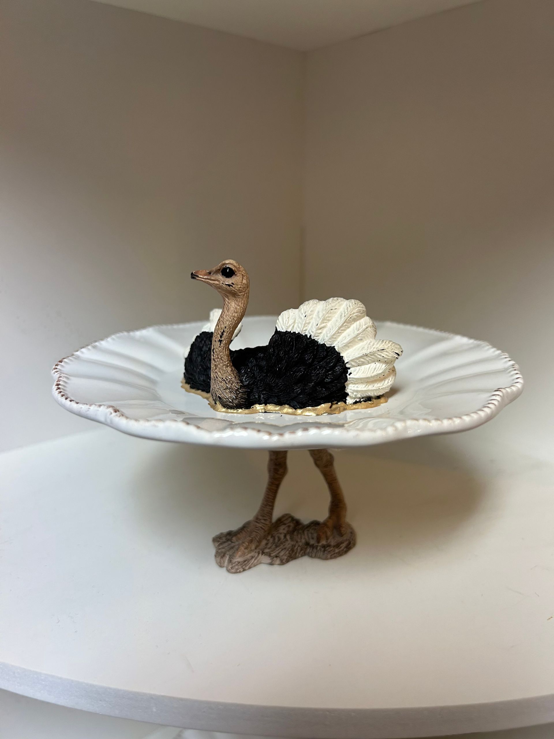 Struisvogel – creme schaaltje met schulprand, 15 cm doorsnede