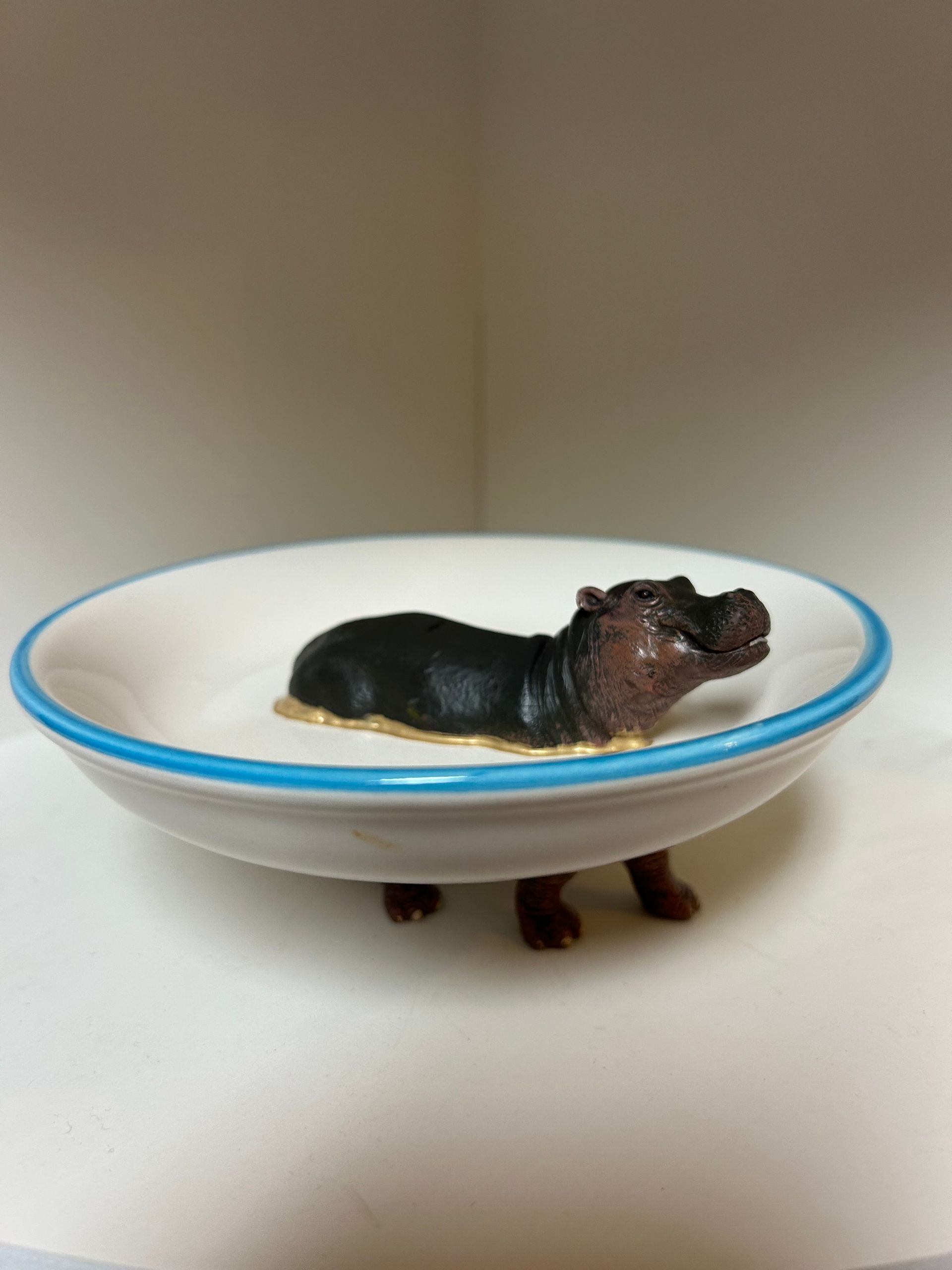 Nilpferd – weiße Schale mit blauem Rand, 15 cm Durchmesser