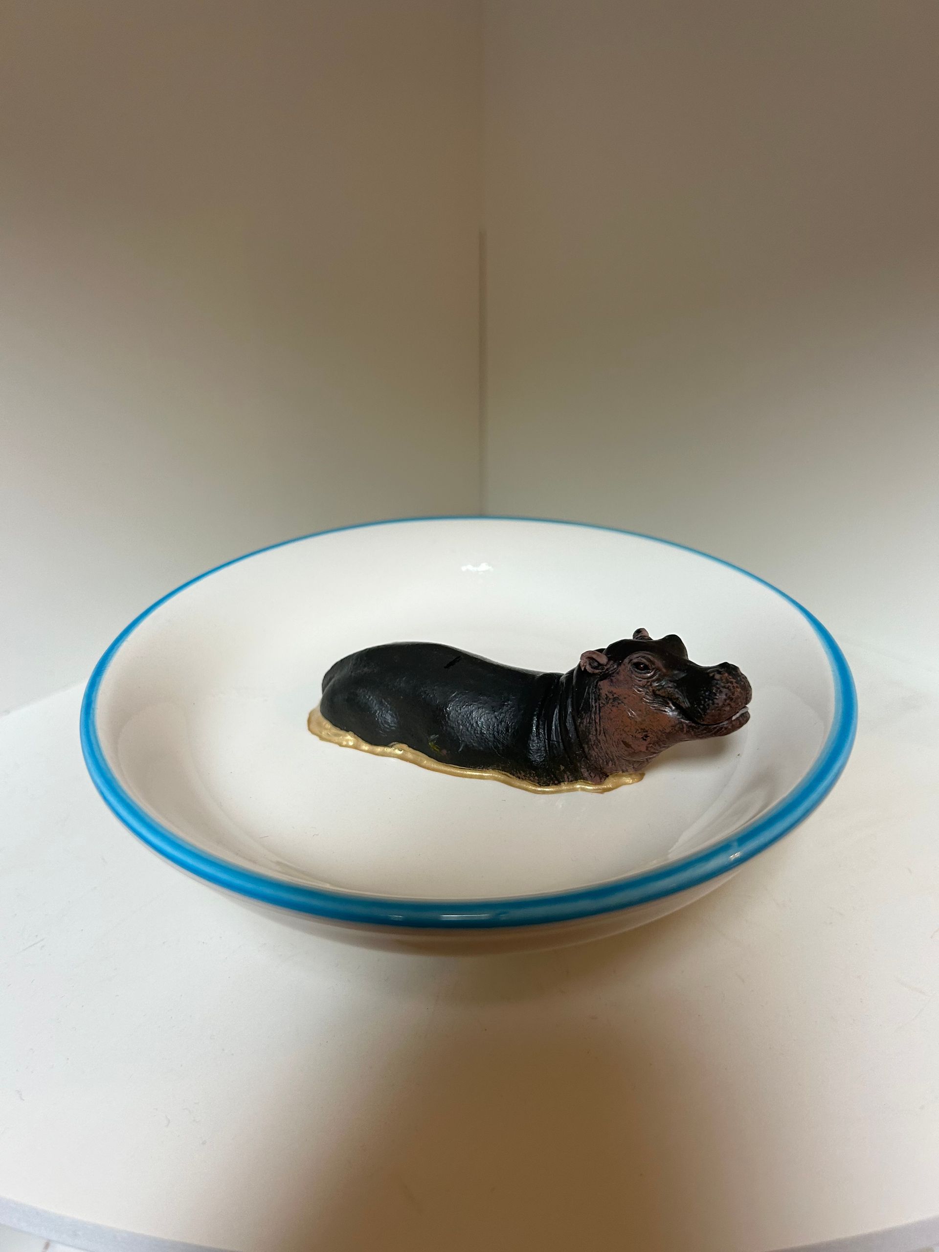 Nilpferd – weiße Schale mit blauem Rand, 15 cm Durchmesser