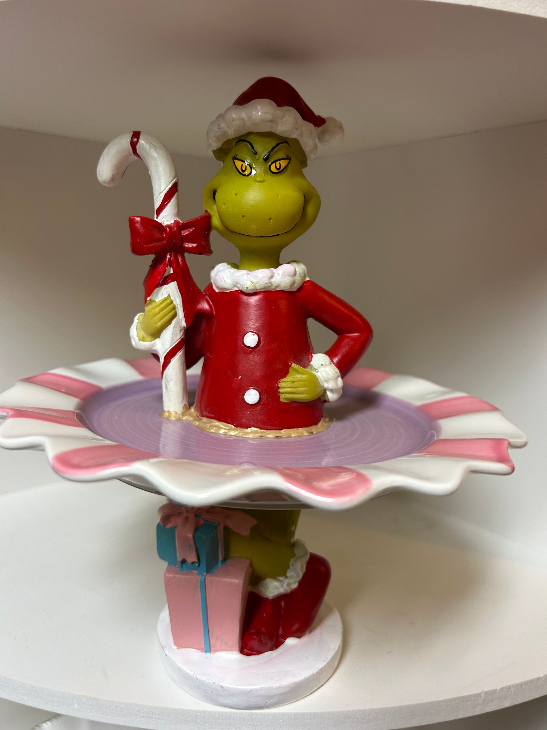 The Grinch mit Zuckerstange, 21 cm hoch – lilafarbene Schale mit rosa-weißem gewelltem Rand, 17 cm Durchmesser