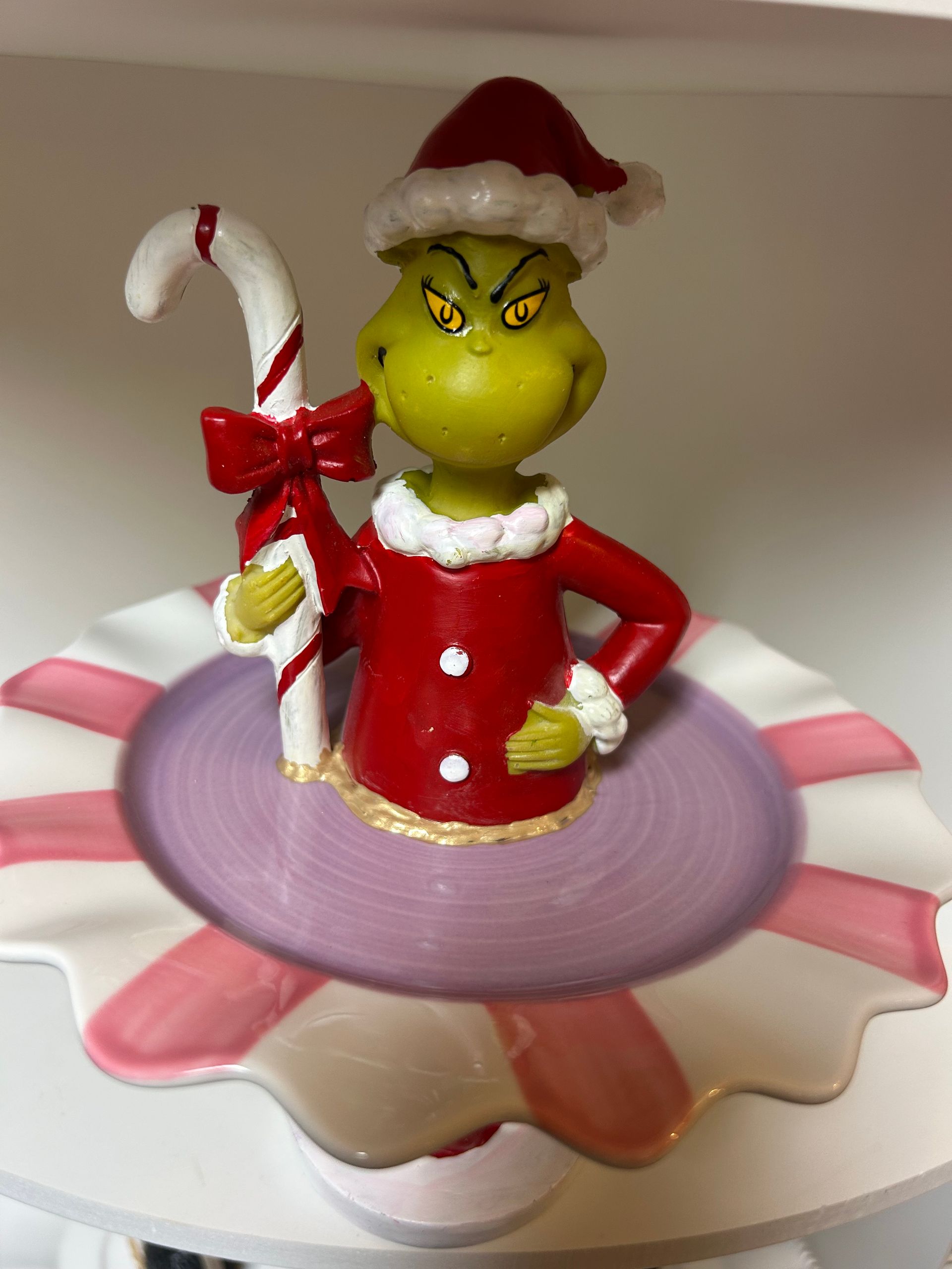 The Grinch mit Zuckerstange, 21 cm hoch – lilafarbene Schale mit rosa-weißem gewelltem Rand, 17 cm Durchmesser