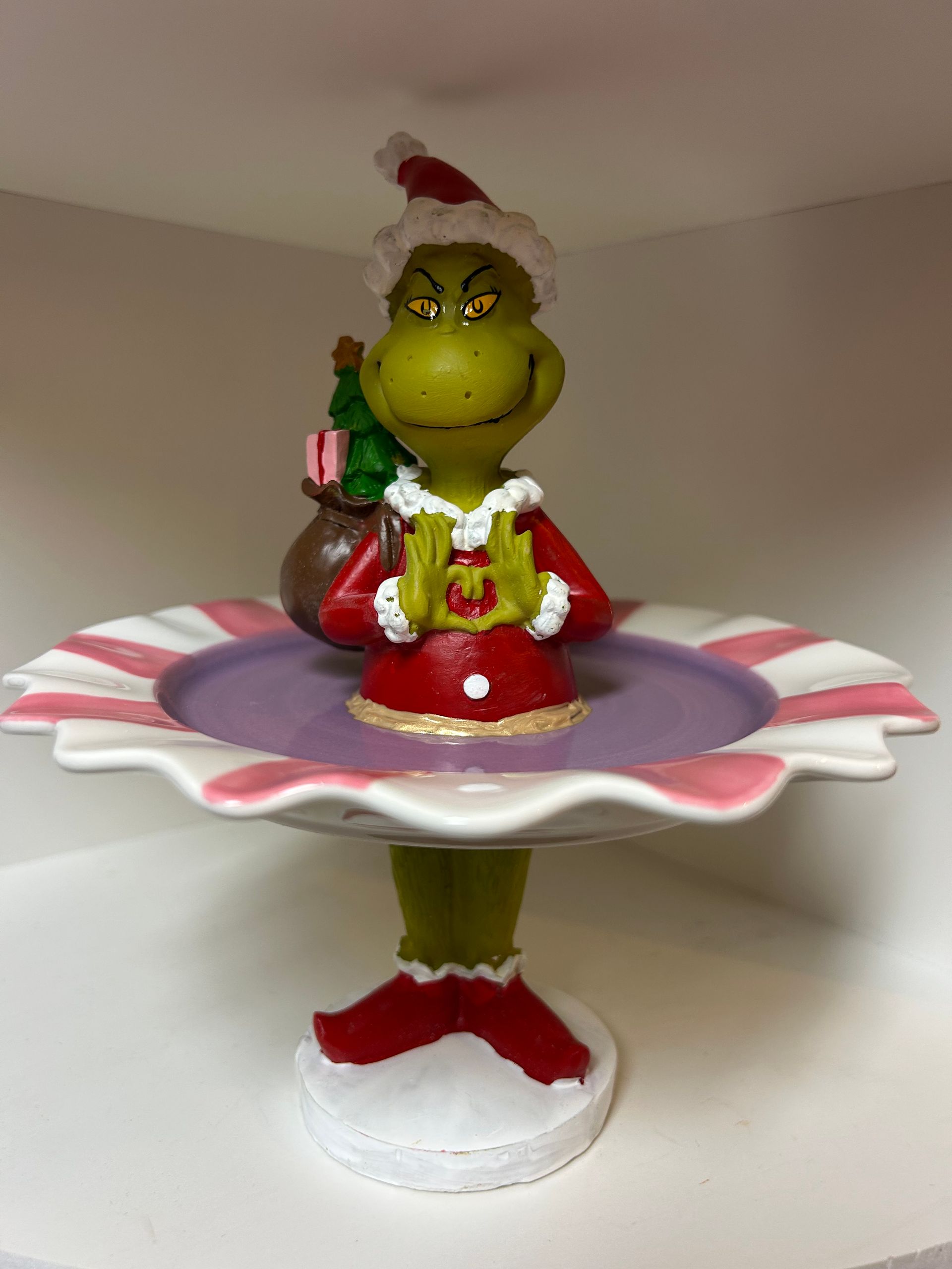 Der Grinch mit Sack – 21 cm hoch – Lilafarbene Schale mit rosa-weißem Wellenrand, 17 cm Durchmesser