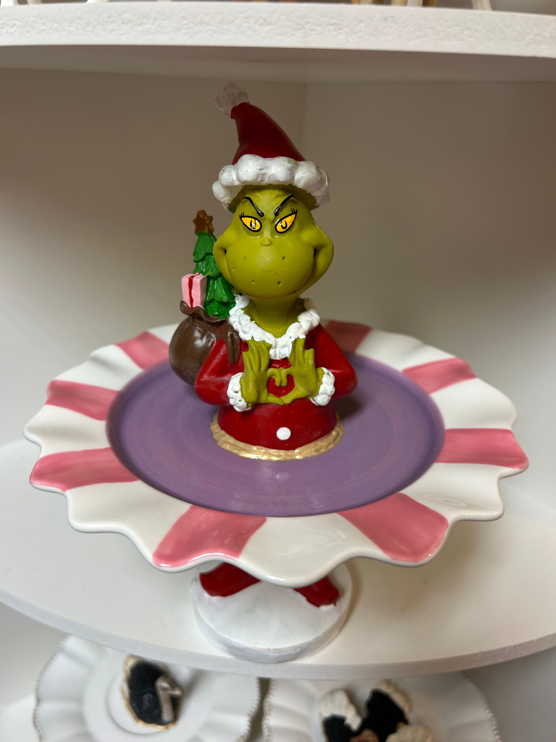Der Grinch mit Sack – 21 cm hoch – Lilafarbene Schale mit rosa-weißem Wellenrand, 17 cm Durchmesser