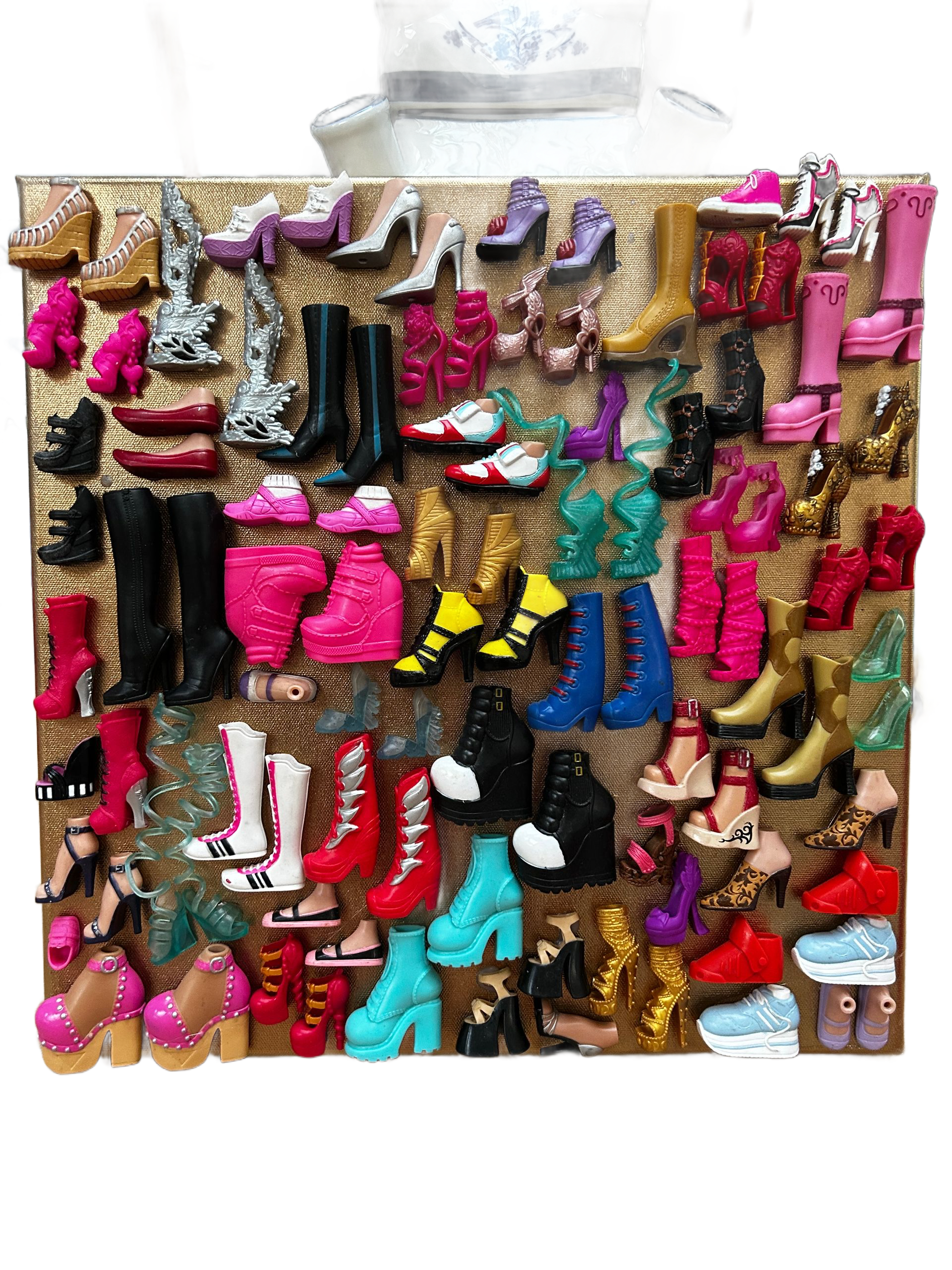 Een kleurrijke wanddecoratie met veel decoratieve schoenen en laarzen, netjes in rijen opgesteld.