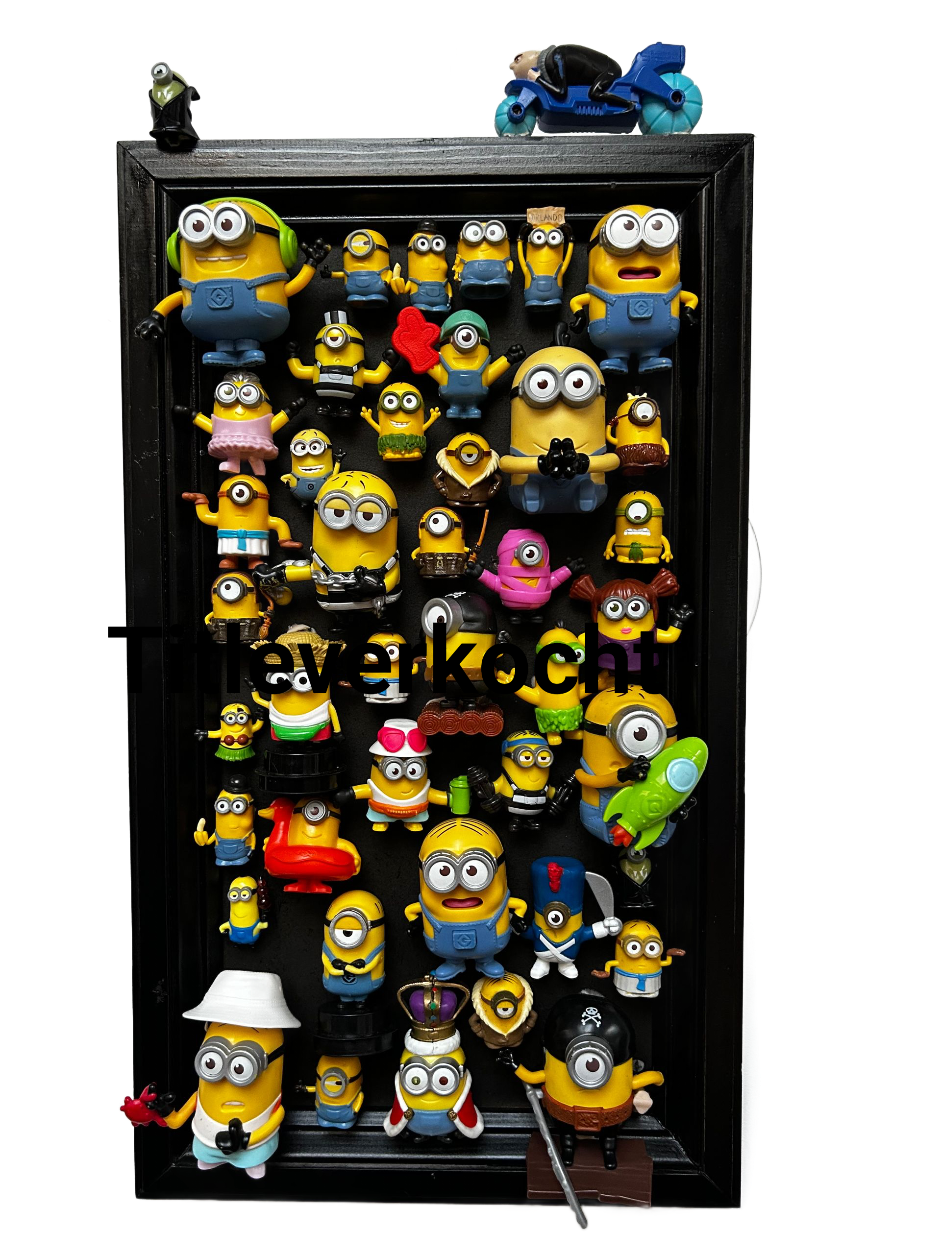 Minions-figuurtjes verpakt in een zwarte vitrine, met een paar figuurtjes aan touwen aan de boven- en onderkant.