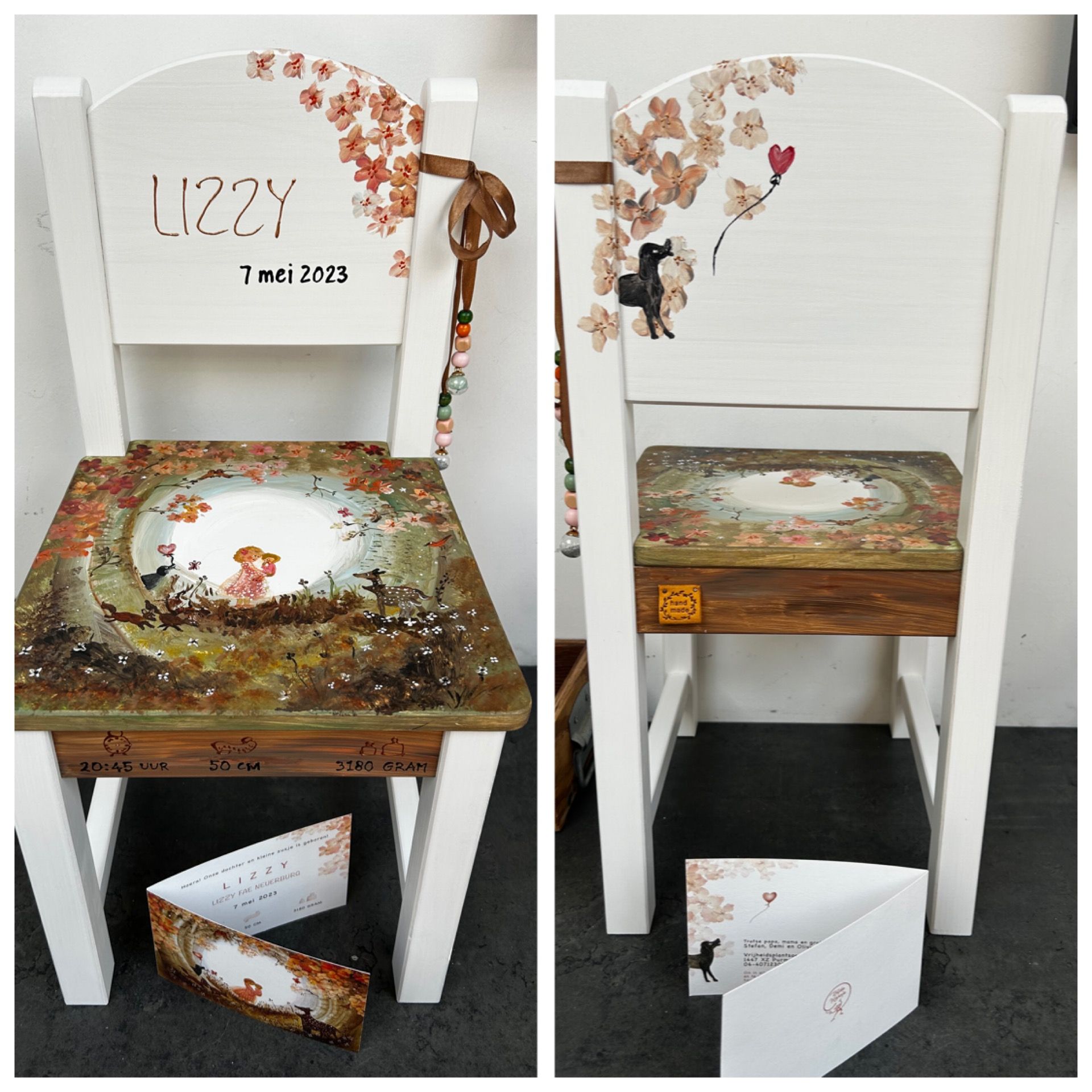 Witte kinderstoel met bloemenmotief, met de naam 