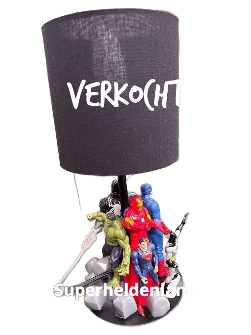 Zwarte lamp met VERKOCHT-tekst, versierd met superheldenfiguurtjes aan de voet.