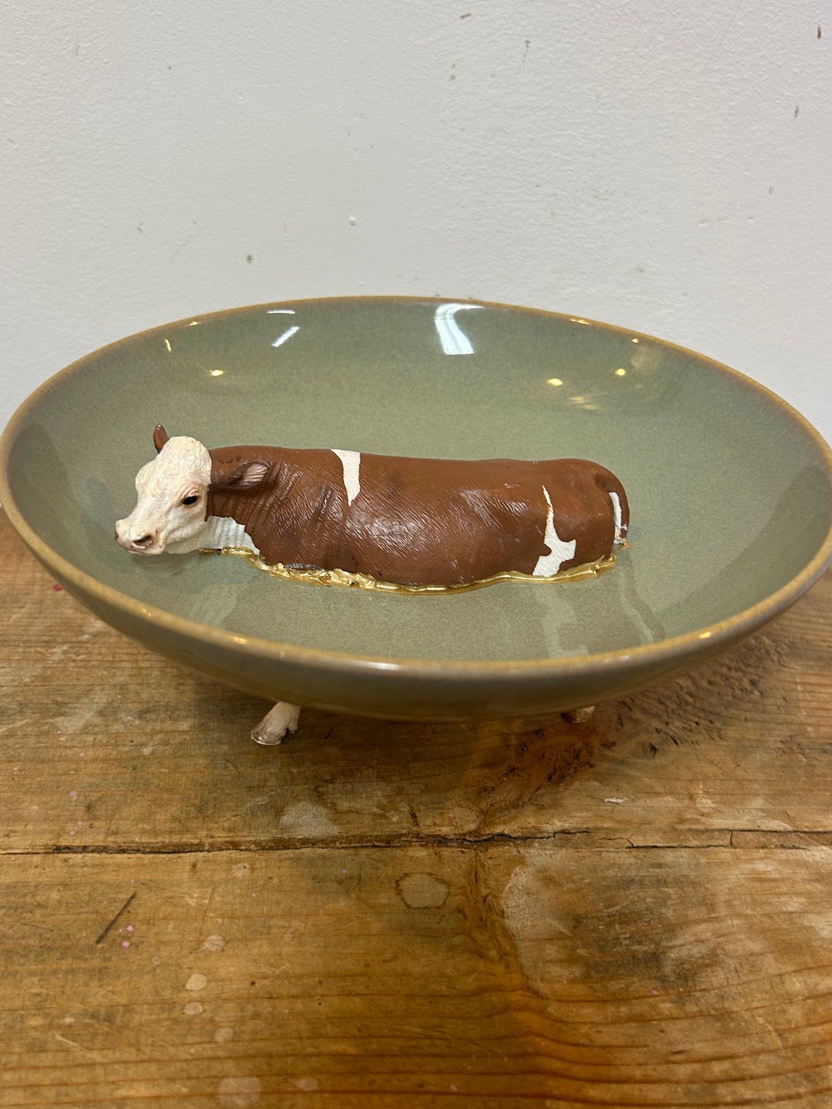 Chocolade in een groene schaal op een houten tafel.