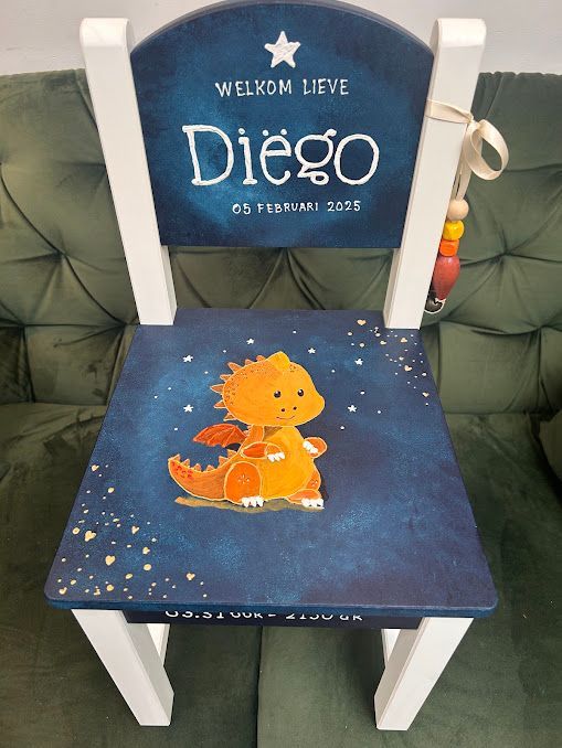 Gepersonaliseerde witte stoel met blauwe zitting en rugleuning, versierd met een cartoonvos en de naam Diego.