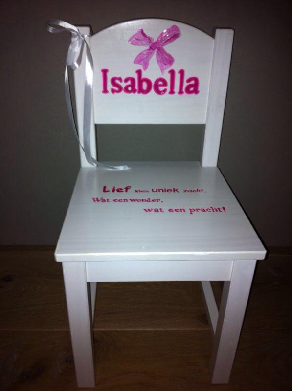 Witte stoel met roze tekst “Isabella” en een strik, binnenshuis gefotografeerd op een houten vloer.