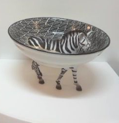 Decoratieve schaal of plantenbak met zebraprint op vier poten met zebrastrepen, gevuld met een zebrapatroon.