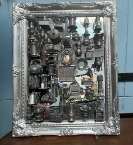 Ingelijste collage van diverse zilverkleurige en donkermetalen huishoudelijke voorwerpen