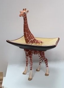 Serveerschaal in de vorm van een giraffe met een brede, ondiepe schaal op zijn rug