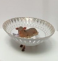 Bruin lammetje in kanten porseleinen schaaltje 12 cm doorsnee
