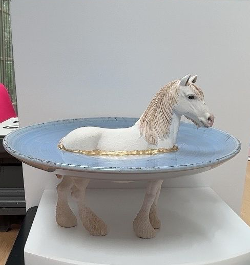 Witte Fries 14 cm hoog - Lichtblauwe schaal 20 cm doorsnee