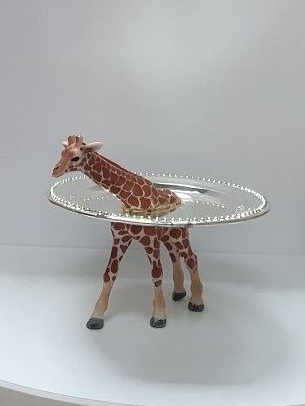 Baby-giraf -8 cm / Zilverkleurig schaaltje 9 cm doorsnee (per stuk)
