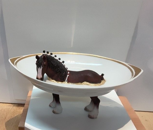 Bruin/wit paard ingevlochten manen - antiek wit/goud ovalen schaal
