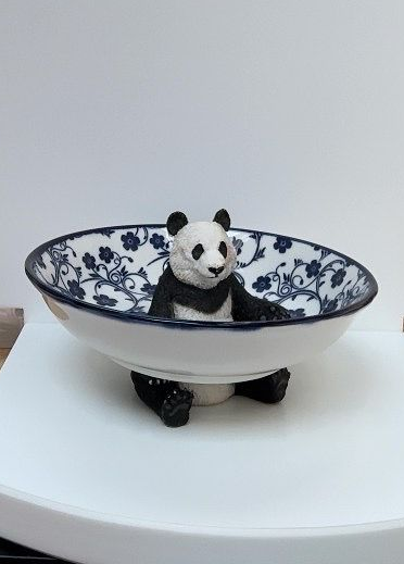 Pandabeer zittend - Blauw gebloemd schaaltje 14 cm doorsnee