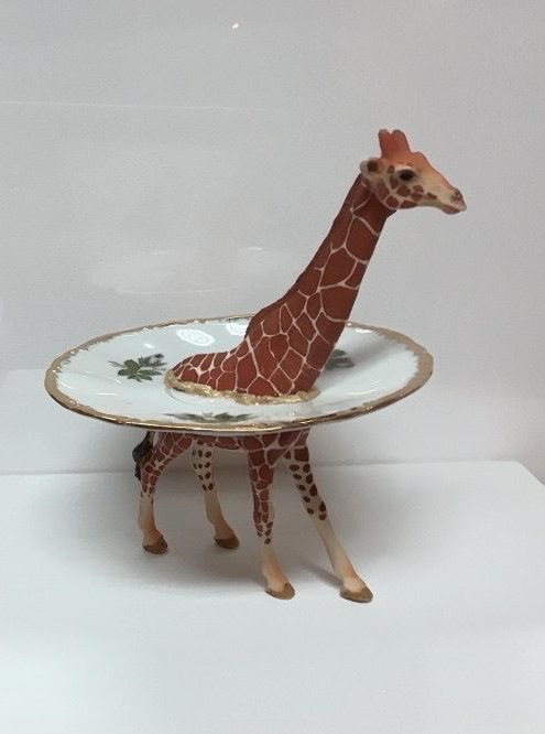Giraf 18 cm - klassiek grijs/groen gebloemd schaaltje gouden rand