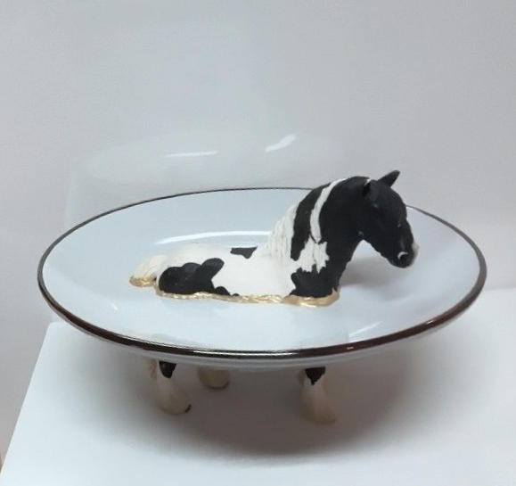 paard zwart/wit - Witte schaal donkere rand 20 cm doorsnee