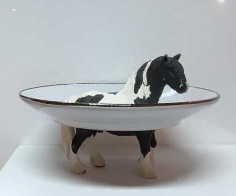 paard zwart/wit - Witte schaal donkere rand 20 cm doorsnee