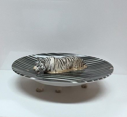 Tijger zwart/wit op zwart/wit schaaltje (doorsnee 14 cm)