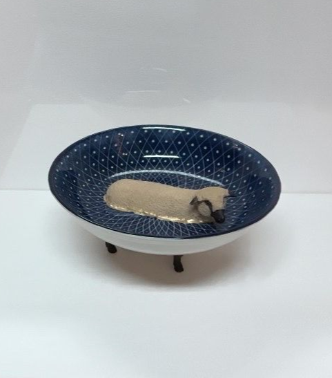 Creme Schaap met zwarte kop en poten - Blauw schaaltje 14 cm doorsnne