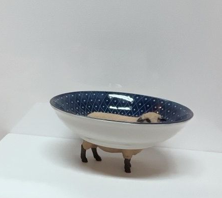 Creme Schaap met zwarte kop en poten - Blauw schaaltje 14 cm doorsnne