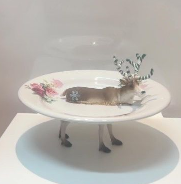 Weihnachtstier weiß/grünes Geweih – klassischer weißer Teller mit rosa Blume, 20 cm Durchmesser