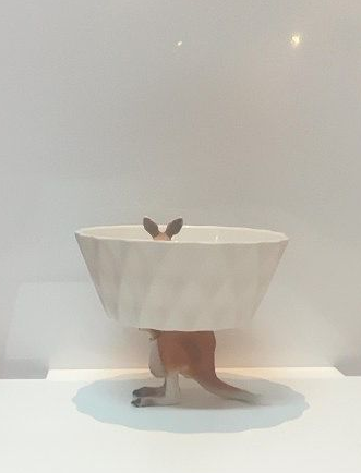 Känguru (mit Jungtier im Beutel) – weiße Schale mit hohem Rand, 12,5 cm Durchmesser