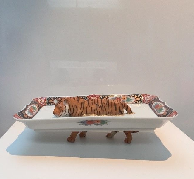 Tiger – Weiße rechteckige Schale mit Blumenrand, 14 x 20 cm