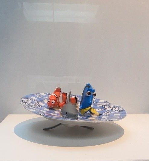 Nemo, Dory und ein Hai (ohne Füßchen, aber mit flexibler Flosse, daher etwas schief) – blau-weiß karierte Schale
