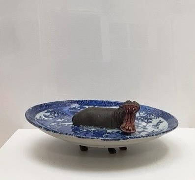 Nijlpaard mit offenem Maul – Klassische blau-weiße antike chinesische Schale, Durchmesser 21,5 cm