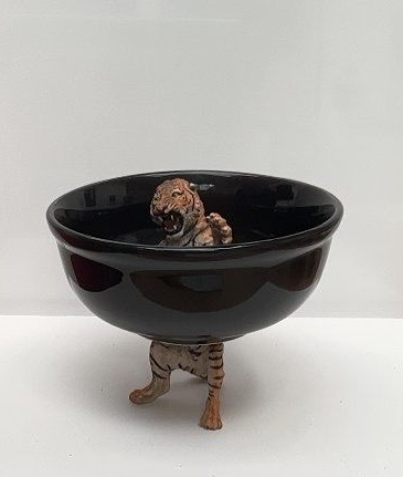Stehender Tiger 12 cm – tiefe schwarze Schale, 14 cm Durchmesser