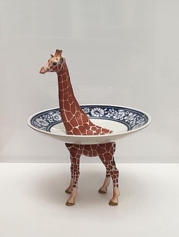 Giraffe 18 cm – Weißes Schälchen mit blauem Blumenrand, 14 cm Durchmesser