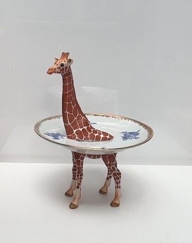 Giraf 18 cm – klassiek wit schaaltje met blauwe bloemen en gouden rand