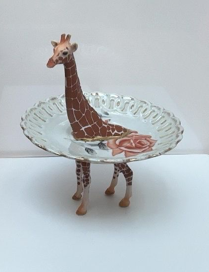 Giraf 18 cm – klassiek weißes Schälchen mit altrosa Rose und Goldrand