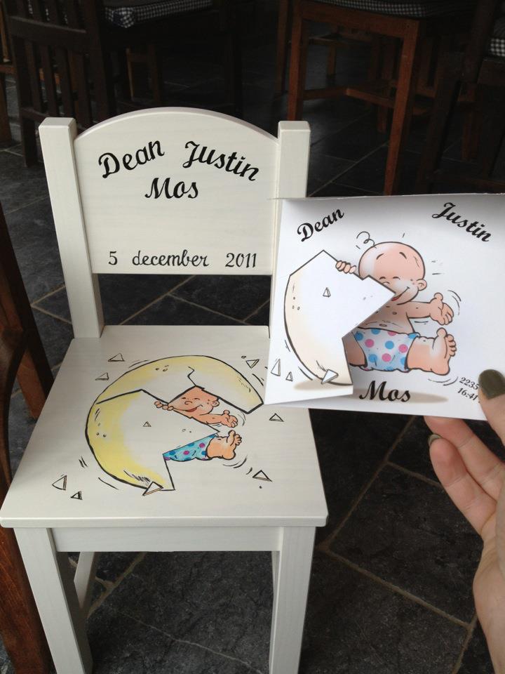 Gepersonaliseerd wit kinderstoeltje met een maan-en-sterrendesign en een naambordje in een lijstje ernaast