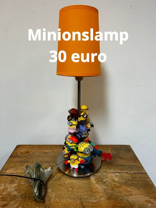 Tafellamp met Minion-thema, oranje kap op een houten voet, met opschrift 