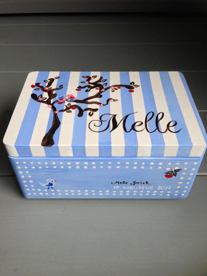 Blauw-wit gestreepte geschenkdoos met een bloeiende tak en de naam 