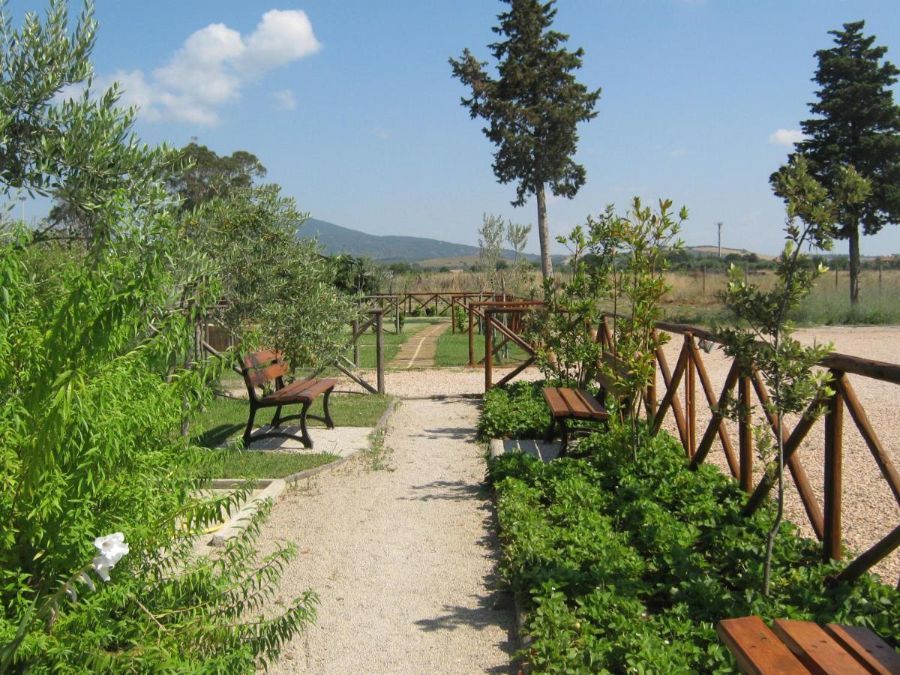 Giardino con panchine
